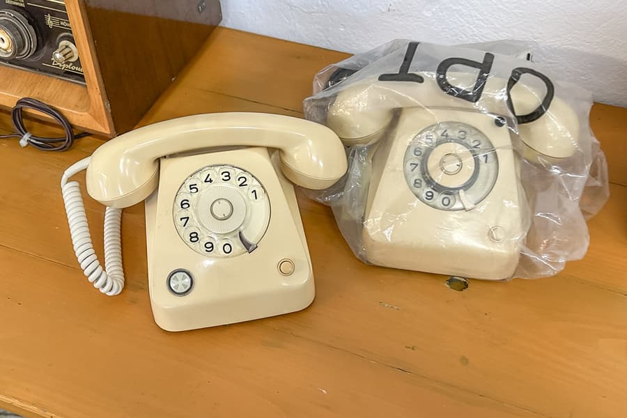 2 vintage Wählscheibentelefon